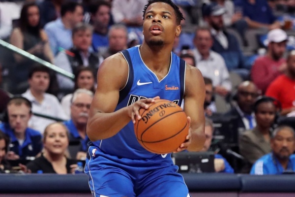 七年漂泊终回家！小丹尼斯-史密斯一年合约重返独行侠